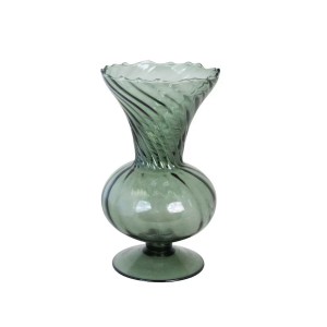 Grøn Glas vase på fod med swirl 18cm Grøn Glas vase på fod med swirl 18cm