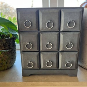 Lille bordkommode med små skuffer