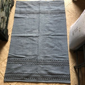 Kludetæppe 80x120 cm blå med sort mønster Kludetæppe 80x120 cm blå med sort mønster
