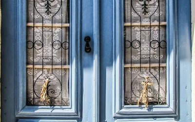 Mal hoveddøren med kalkmaling