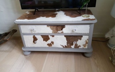 Kommode får nyt liv med kalkmaling og skind Kommode får nyt liv med kalkmaling og skind