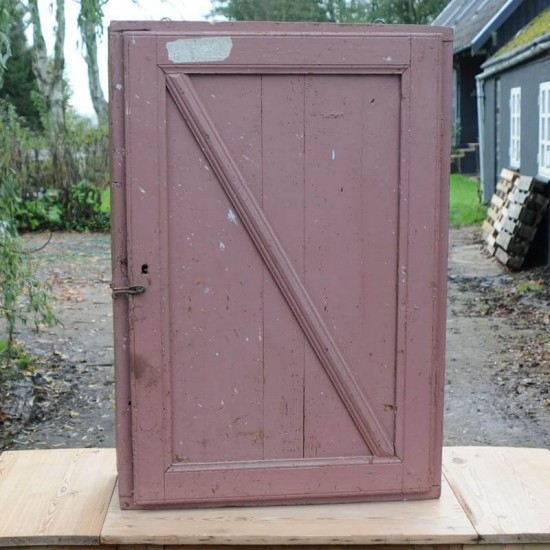 Gammelt smukt vægskab Gammelt smukt vægskab
