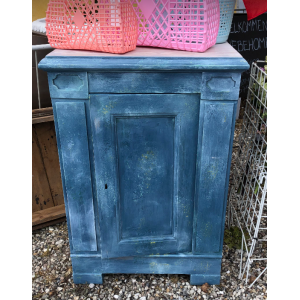 Patineret blåt skab nymalet - HebeArt Patineret blåt skab nymalet - HebeArt