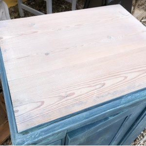 Patineret blåt skab nymalet - HebeArt Patineret blåt skab nymalet - HebeArt