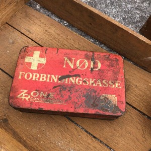 Gammel Nød forbindingskasse med masser af patina Gammel Nød forbindingskasse med masser af patina
