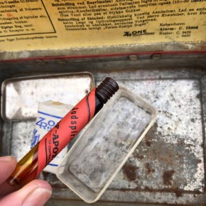 Gammel Nød forbindingskasse med masser af patina Gammel Nød forbindingskasse med masser af patina