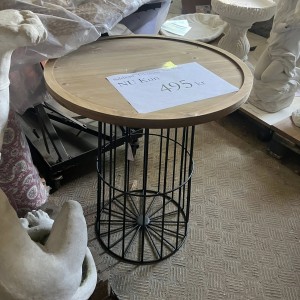 Rundt sidebord med træplade og jernstel i sort udstillingsmodel med brugsspor