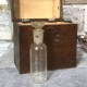 Gammel original kasse med Gammel original Apotek flaske