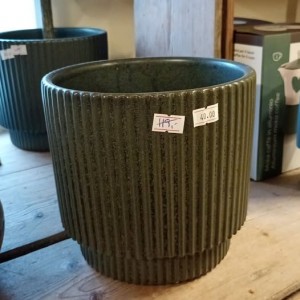 Mørkegrønne store krukker med riller