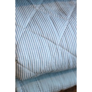 Quilt Aix med mælkedrengestriber blå-hvid 130x180cm