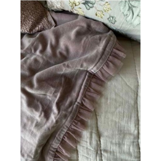 Velvet Rose - Plaid i velour med flæsekant Velvet Rose - Plaid i velour med flæsekant