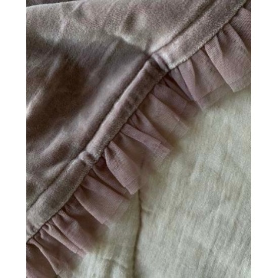Velvet Rose - Plaid i velour med flæsekant Velvet Rose - Plaid i velour med flæsekant