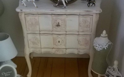 Skøn Kommode med Vintage Paint Warm Cream og klar voks
