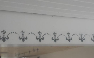 Stilfuld Bort med Fleur de lis stencil