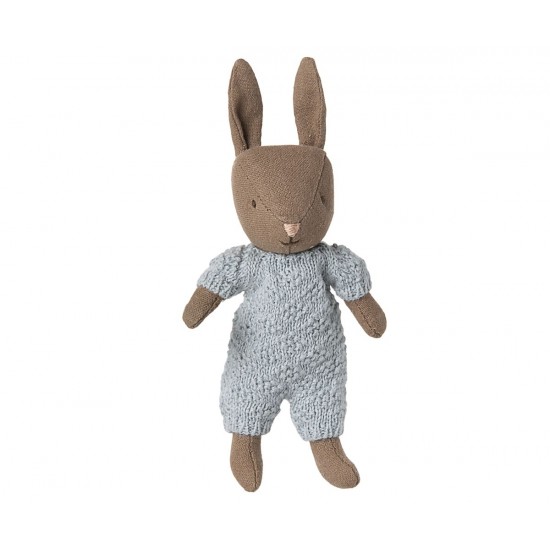 Hare, Micro - Brun med Blå strikket dragt Hare, Micro - Brun med Blå strikket dragt