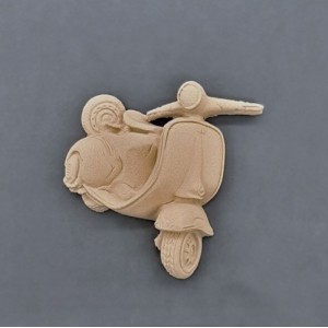 Ornament Vespa scooter 7x6cm Bøjelig træudskæring fra Woodwill