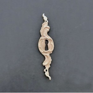 Ornament med nøglehul 2x8.5cm Bøjelig træudskæring fra Woodwill