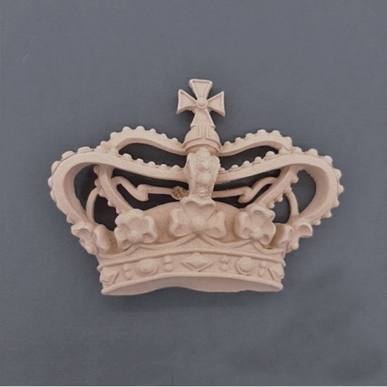 Ornament Detaljeret krone 13.5x10cm Bøjelig træudskæring fra Woodwill Ornament Detaljeret krone 13.5x10cm Bøjelig træudskæring fra Woodwill