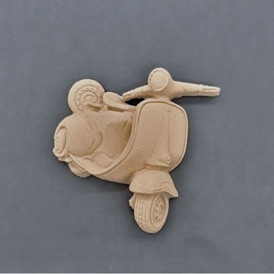 Ornament Vespa scooter 7x6cm Bøjelig træudskæring fra Woodwill Ornament Vespa scooter 7x6cm Bøjelig træudskæring fra Woodwill