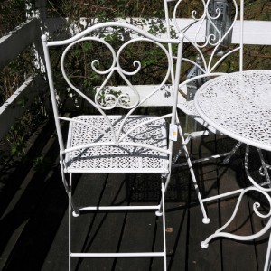 Cafebord med stole i hvid jern Cafebord med stole i hvid jern