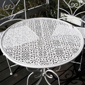 Cafebord med stole i hvid jern