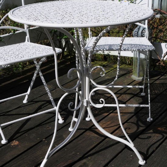 Cafebord med stole i hvid jern Cafebord med stole i hvid jern