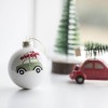 Hvid Julekugle med grøn bil med rødt juletræ