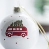 Hvid Julekugle med rød mini van med juletræ på taget