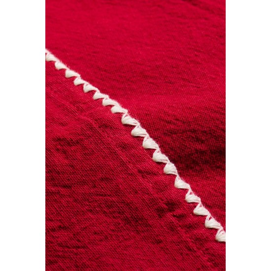 Dug rød med hvide stikninger i kanterne 150 x 250cm