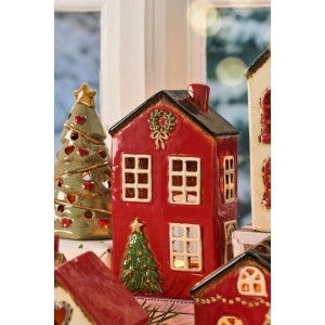 Lyshus til fyrfadslys Stillenat juletræ foran huset