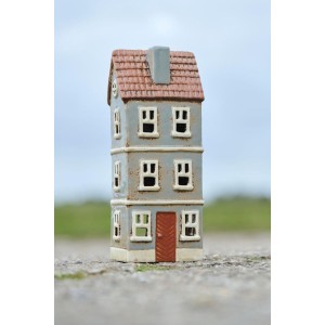 Hus til fyrfadslys My Home Town Gråbrunt med rust dør Hus til fyrfadslys My Home Town Gråbrunt med rust dør