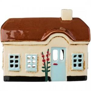 Hus til fyrfadslys Ebeltoft lyseblå dør stokroser