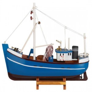 Kutter blåt skrog med skorsten