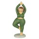 Dame i yoga positur grøn