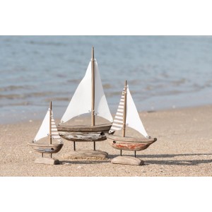 Skib med hvidt sejl og hvidt skrog Nautico