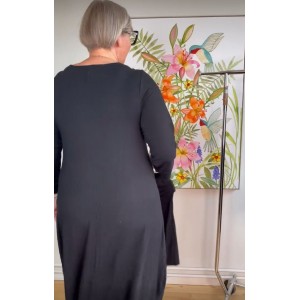Kjole sort med to lommer loose fit Str. L/XL Kjole sort med to lommer loose fit Str. L/XL