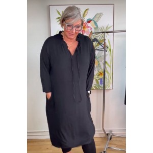 Tunika Kjole sort med V Hals loose fit Str. S/M Tunika Kjole sort med V Hals loose fit Str. S/M