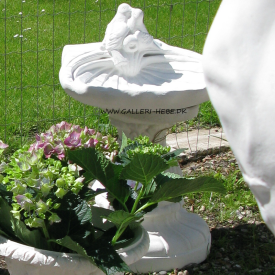 Fuglebad i marmor med to duer Ø: 45 cm