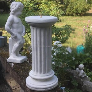 Solurssokkel i marmor H: 62 cm Solurssokkel i marmor H: 62 cm