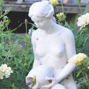 Springvandsfigur kvinde med vandkrukke Springvandsfigur kvinde med vandkrukke