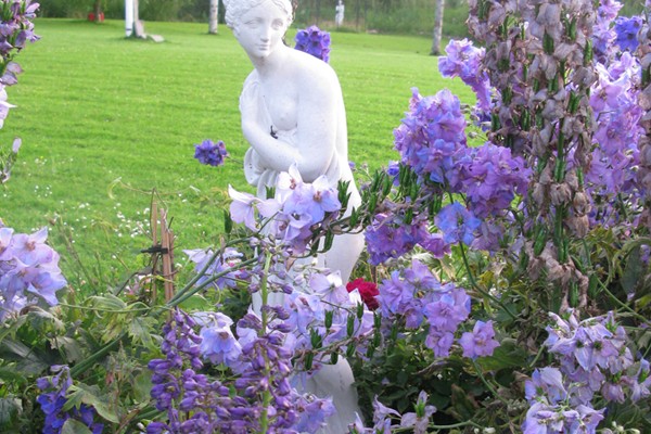 Køb Frostsikre havekrukker, havefigurer og sokler til have og hus her