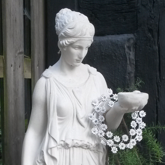 Ungdommens gudinde Hebe 100 cm - Havestatue i marmor