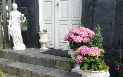 Havesæsonnen skydes i gang med Masser af Lækre Tilbud på Havemøbler, krukker og en masse andet guf lige til dig ♥