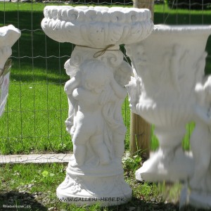 Marmor Blomster opsats med Børn H: 82 cm Marmor Blomster opsats med Børn H: 82 cm