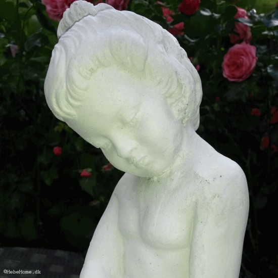 Pige på sten 34 cm - Frostsikker havefigur i marmor