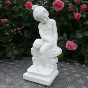 Pige på sten 34 cm - Frostsikker havefigur i marmor Pige på sten 34 cm - Frostsikker havefigur i marmor