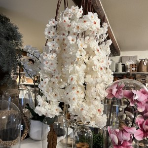 Dekorativ kunstig gren med hvide blomster 