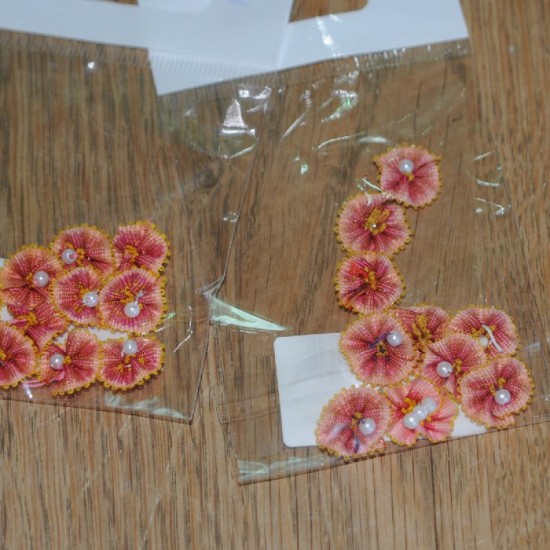 pose med små Blomster bordeau pose med små Blomster bordeau