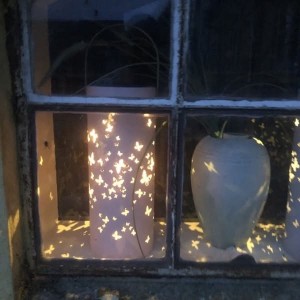 Solcelle lampe i lyserødt metal med sommerfugle ca 25 cm