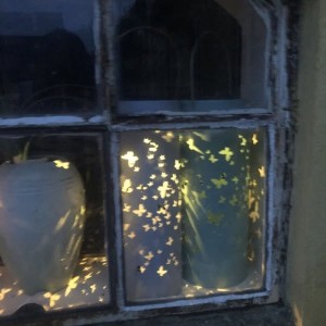 Solcelle lampe i lyseblåt metal med sommerfugle ca 25 cm